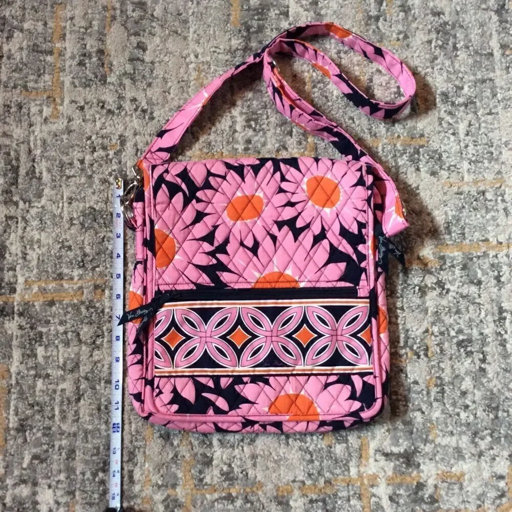 VERA BRADLEY CROSSBODY BAG! VERY ROOMY! EUC!